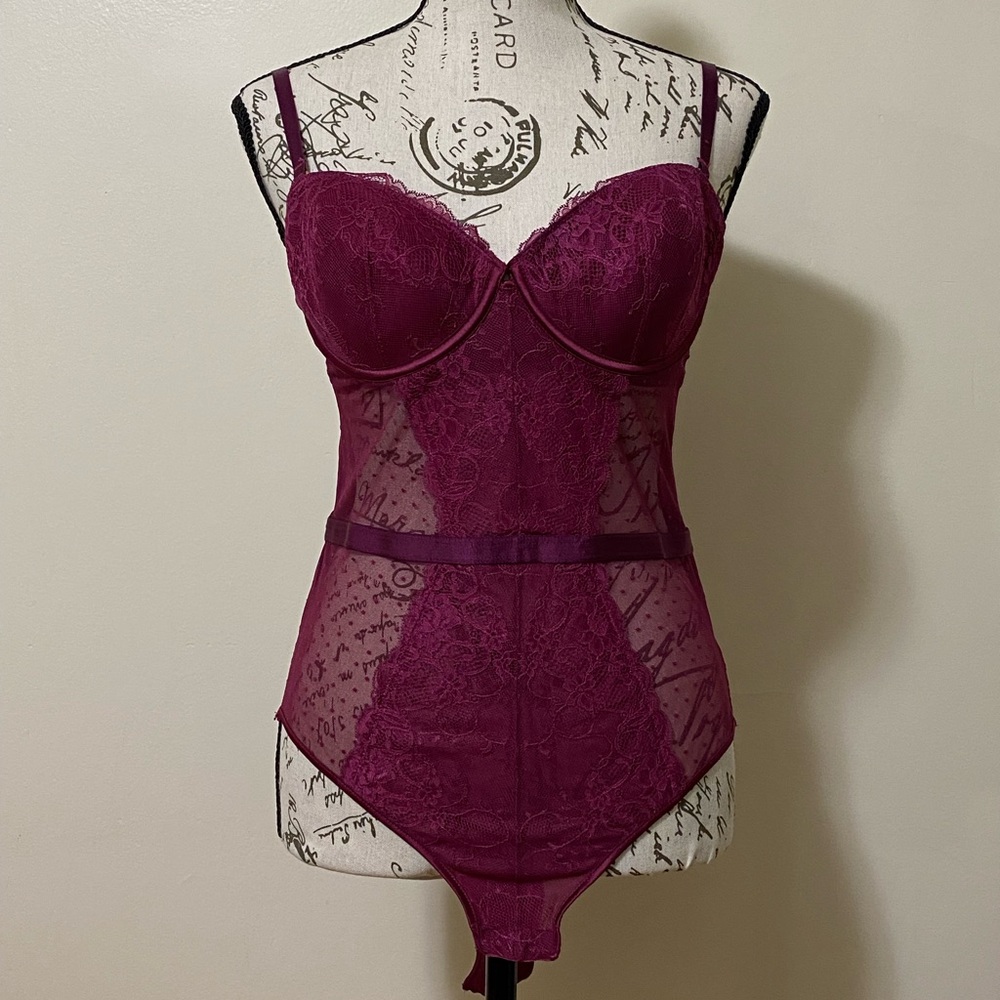 NEVER WORN Boutique shop bustier size women’s small in burgundy wine